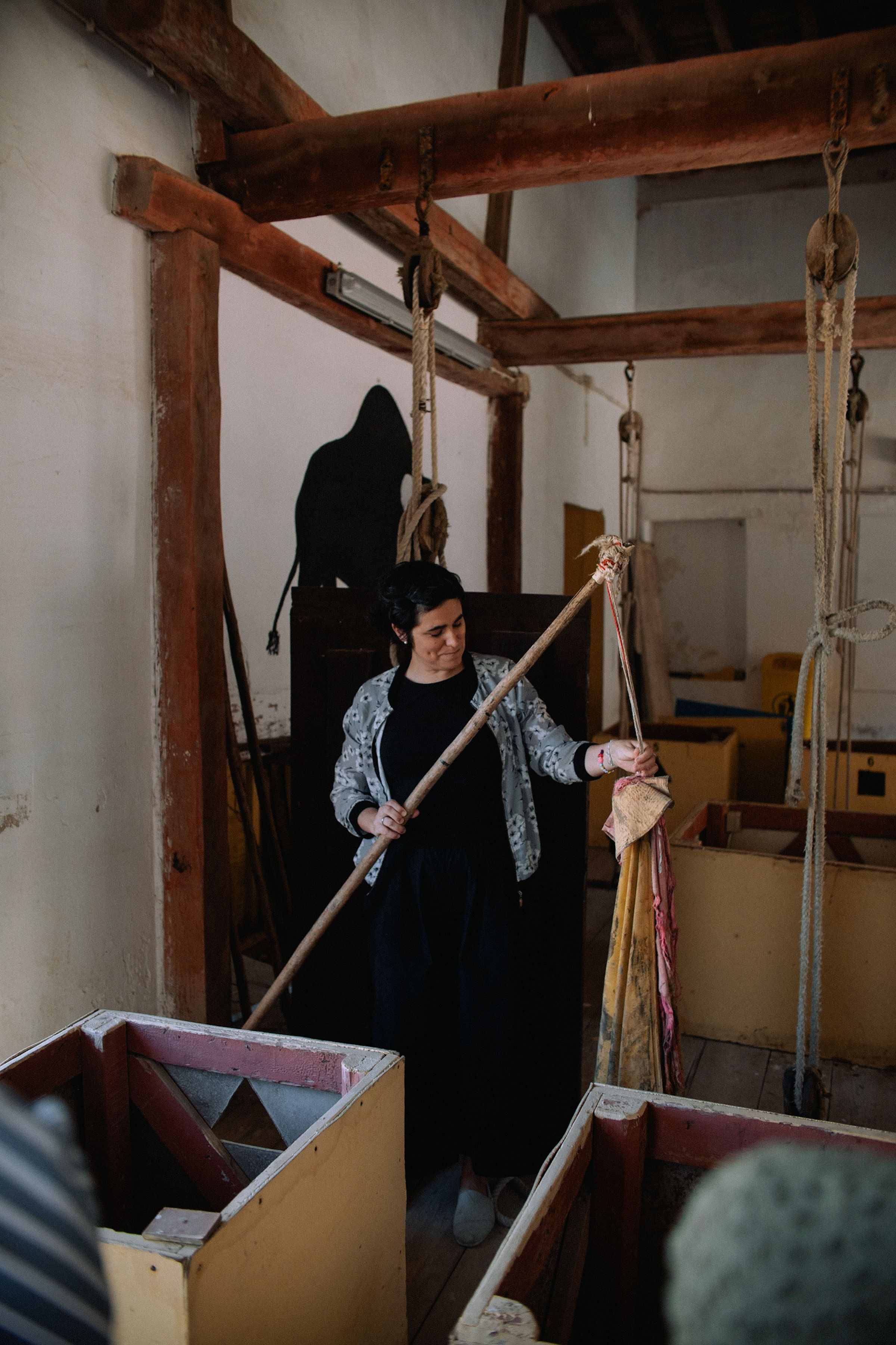 Guia apontando para homenagem na parede